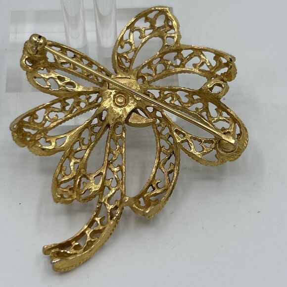 Vintage Trifari ribbon brooch pin vtg 1960s filigree ribbon pin Crown Trifari - Picture 2 of 5